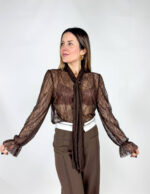 Maglia in pizzo elegante e raffinata. Ideale da sottogiacca.