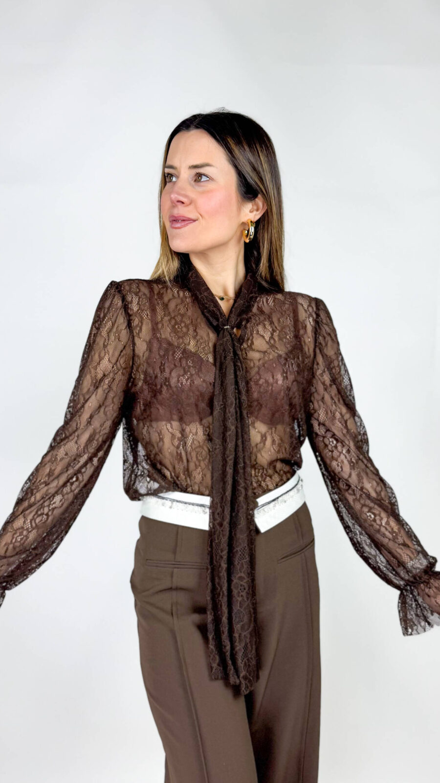 Maglia in pizzo elegante e raffinata. Ideale da sottogiacca.