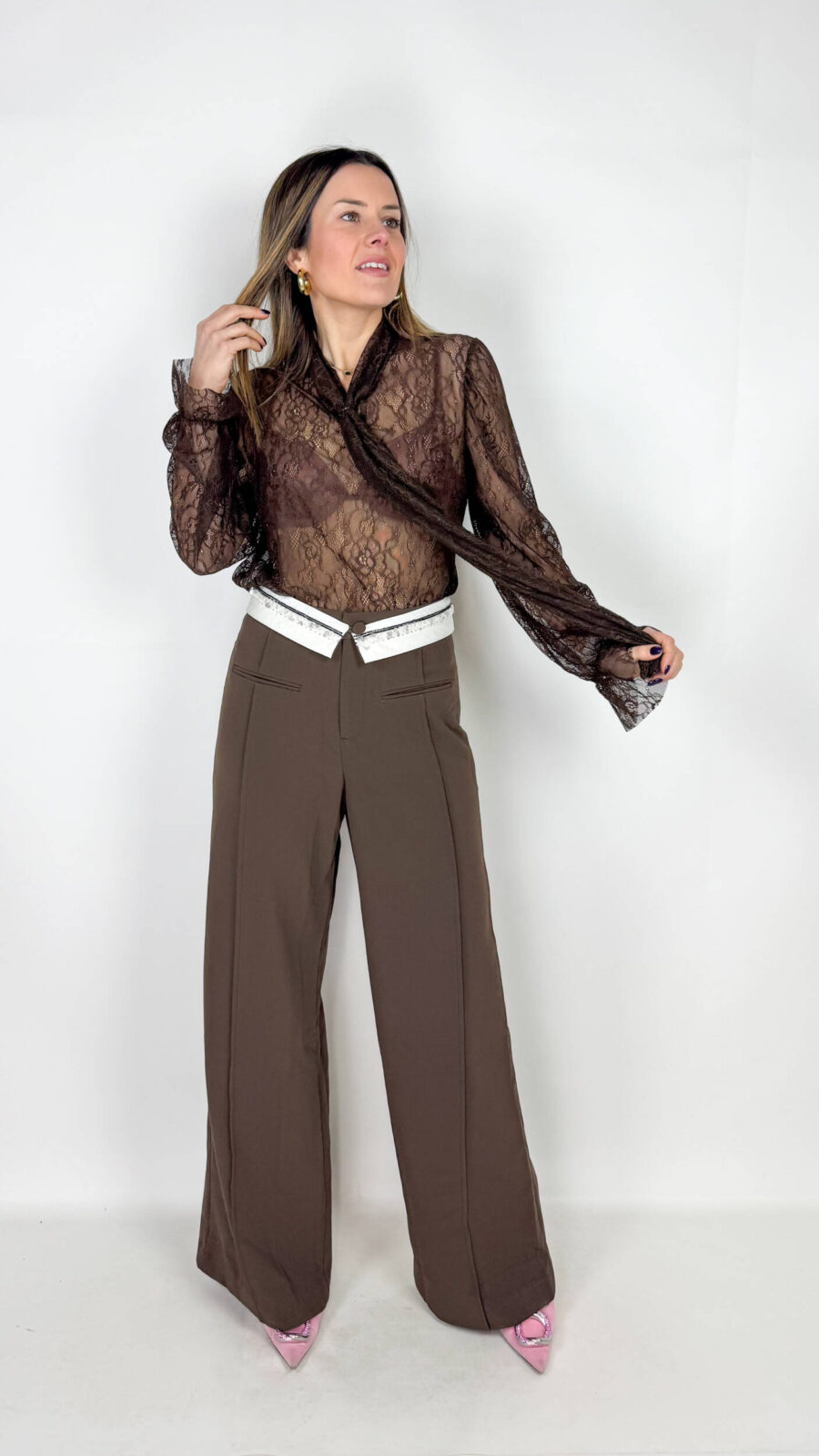 Pantaloni sartoriali marroni. Ideali per un look da sera. Modello a palazzo.