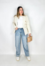 Jeans da donna modello Balloon colore azzurro sbiadito.