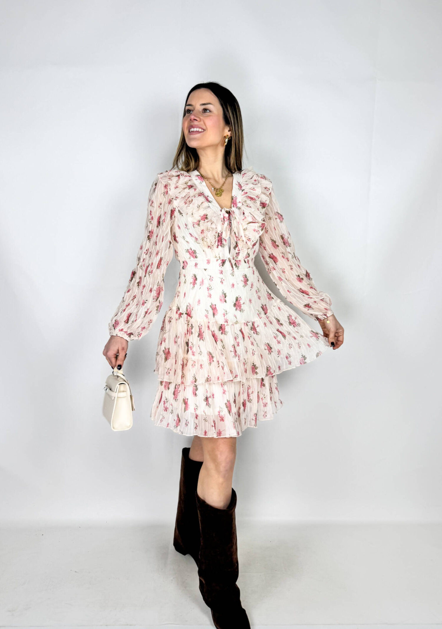 Abito da donna in fantasia floreale. Raffinato ed elegante.