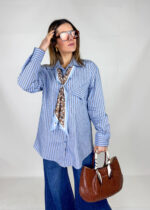 Camicia da donna a righe con bandana sul collo.