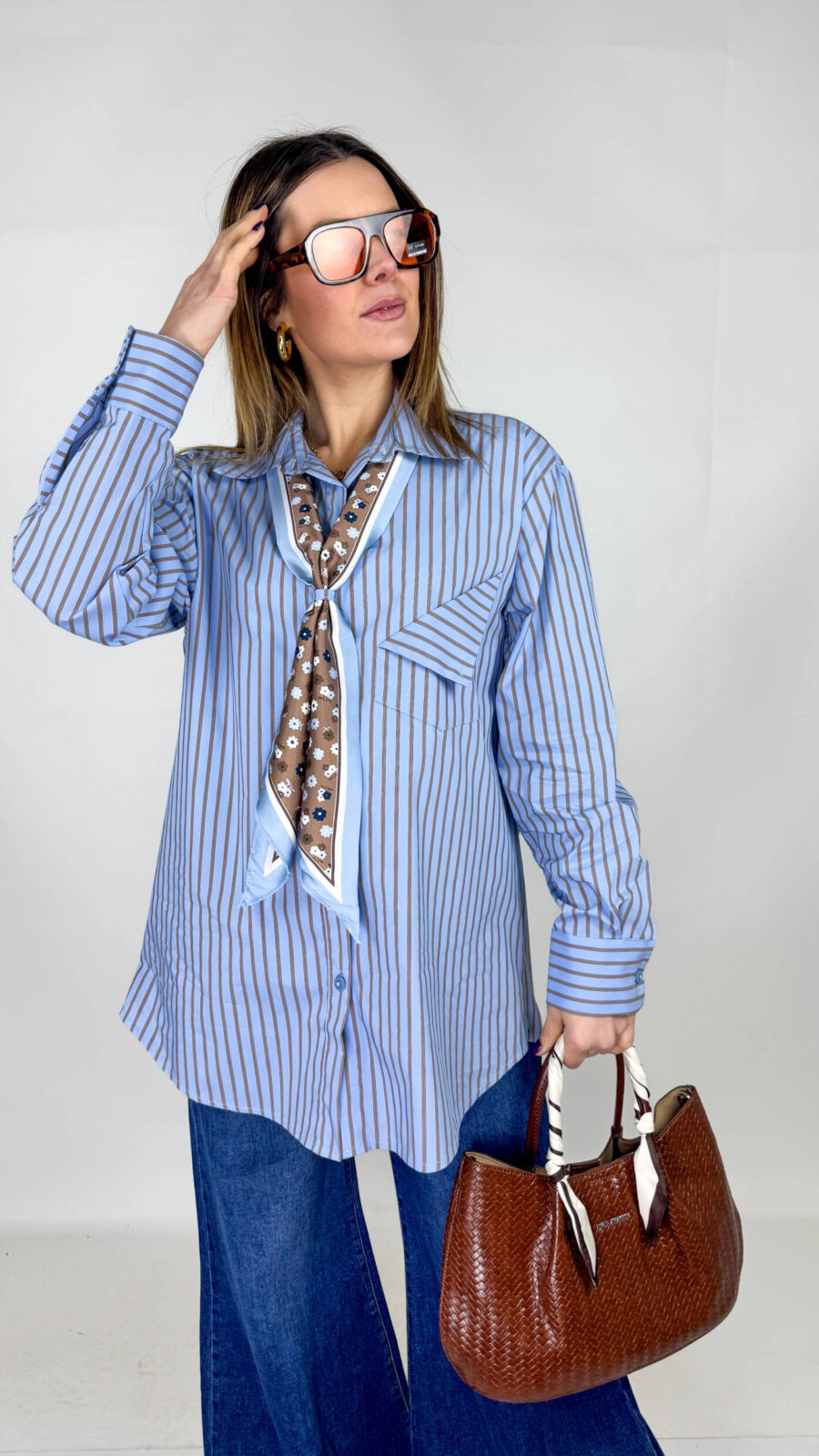 Camicia da donna a righe con bandana sul collo.