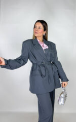 Completo oversize da donna elegante e comodo. Da cerimonia. Look moderno elegante casual chic.