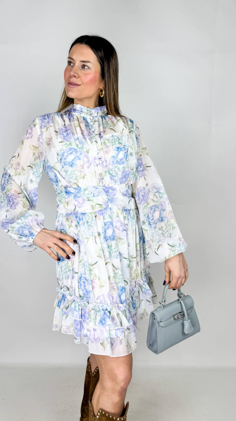 Abito Fairy corto a fantasia floreale o a tinta unita. Un capo raffinato e femminile ideale per la stagione primaverile.
