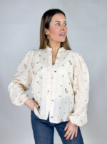 Camicia da donna con fiorellini ricamati, collo alla coreana, stile primaverile raffinato.