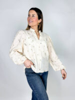 Camicia da donna con fiorellini ricamati, collo alla coreana, stile primaverile raffinato.