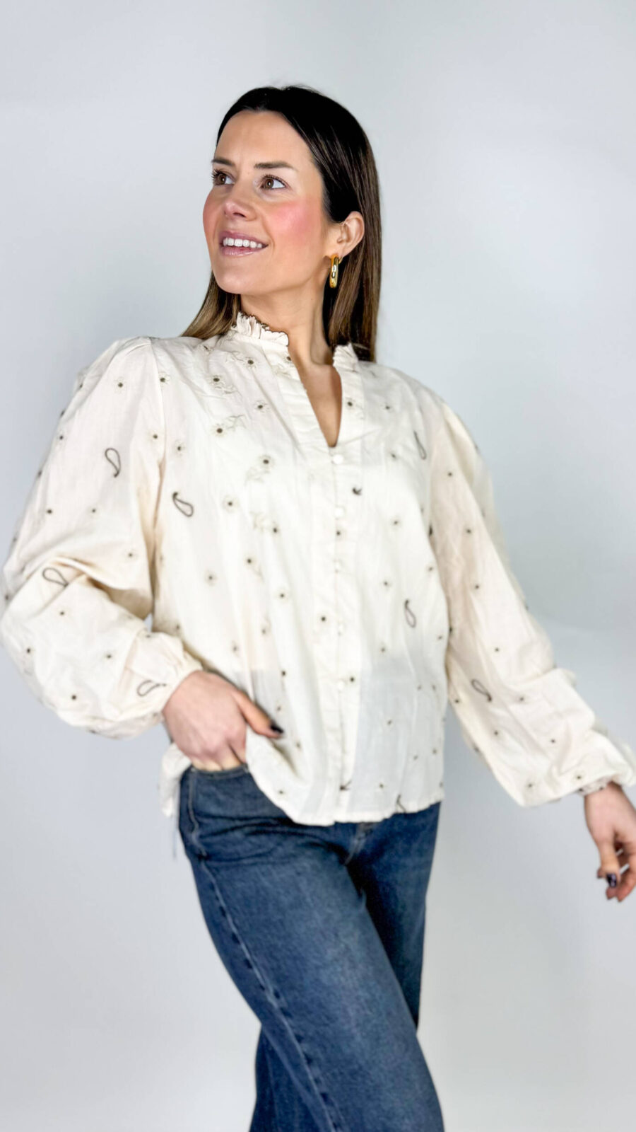 Camicia da donna con fiorellini ricamati, collo alla coreana, stile primaverile raffinato.