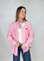 Camicia a righe modello oversize con cuoricino ricamato sul davanti. Casual. Primaverile.