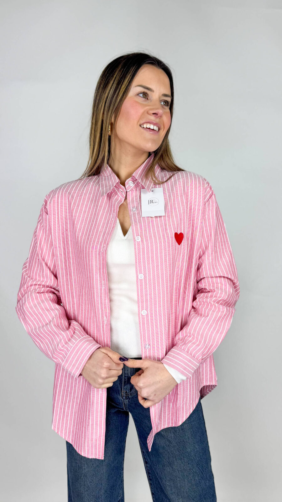 Camicia a righe modello oversize con cuoricino ricamato sul davanti. Casual. Primaverile.