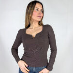 Maglia da donna a costine, calda e avvolgente. Look casual chic. Aderente.