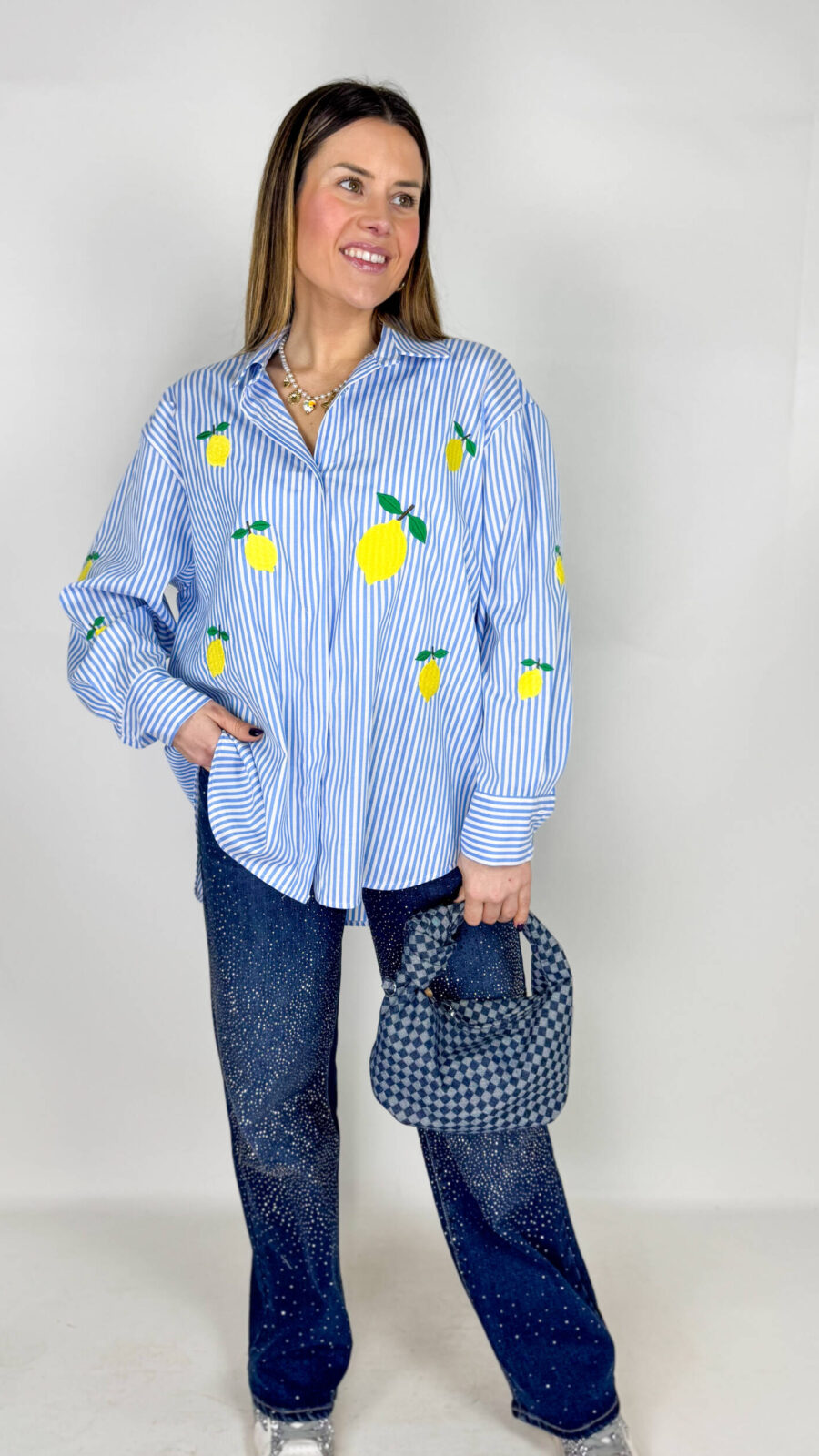 Borsa modello a sella da donna in denim con nodo sul manico.