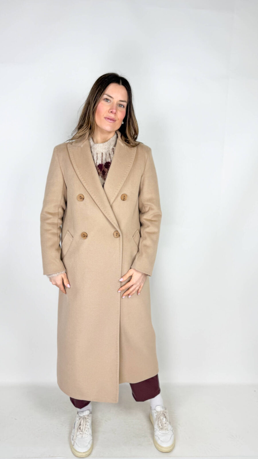Cappotto doppiopetto da donna invernale colore beige. Elegante sportivo.