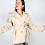 Trench corto da donna in cotone beige. Casual e versatile per la primavera.