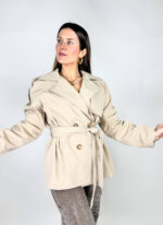 Trench corto da donna in cotone beige. Casual e versatile per la primavera.