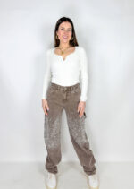 Jeans da donna modello balloon con strass applicati color marrone sbiadito. Super alla moda.