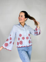 Camicia da donna a righette azzurre con ricami rossi. Molto bella per la primavera.
