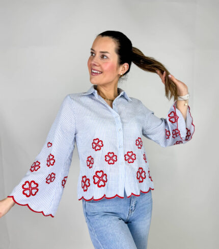 Camicia da donna a righette azzurre con ricami rossi. Molto bella per la primavera.