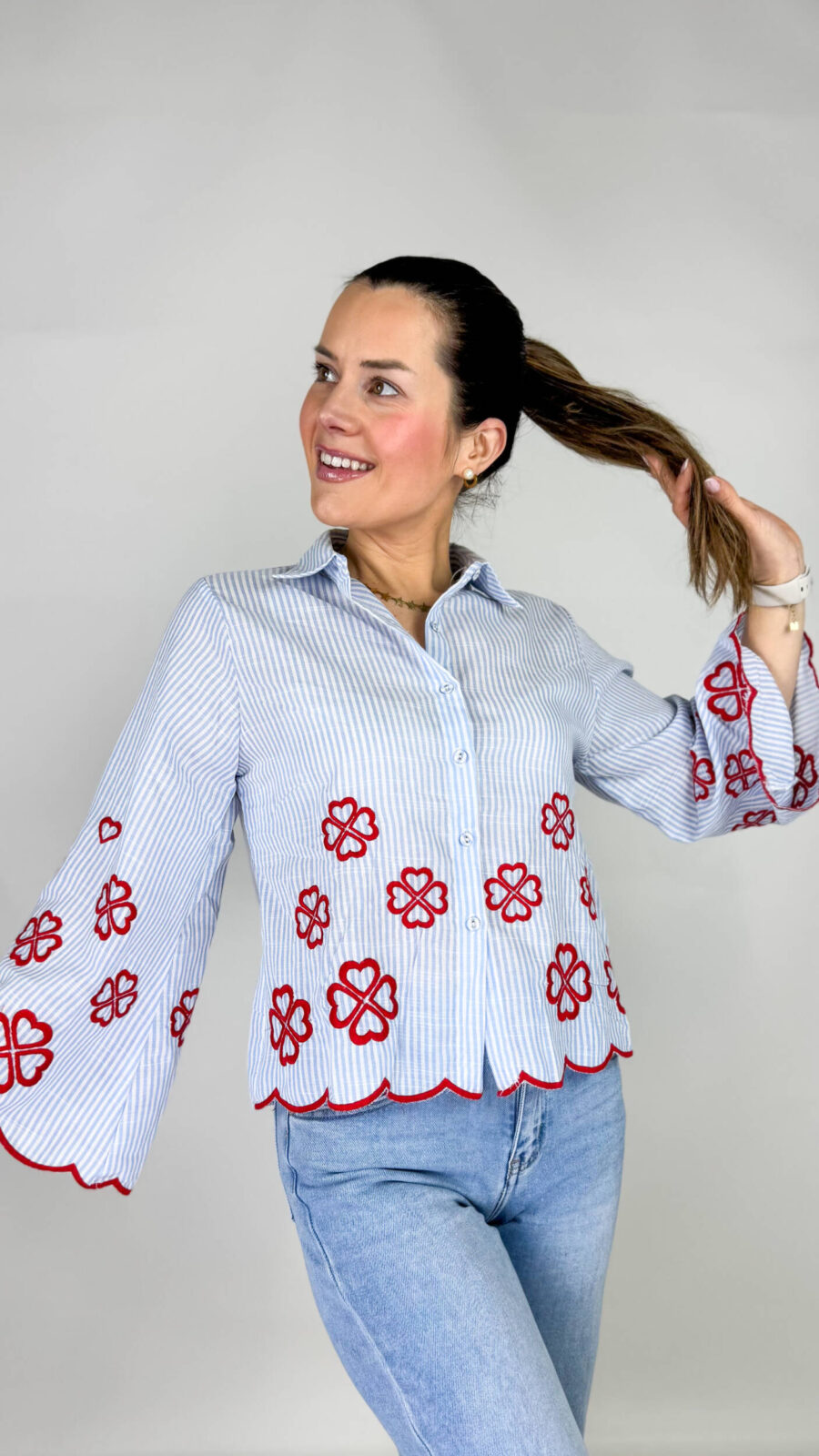 Camicia da donna a righette azzurre con ricami rossi. Molto bella per la primavera.