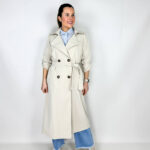 Trench classico, modello doppiopetto, lungo al polpaccio. In cotone. Capospalla evergreen.