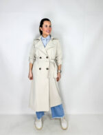 Trench classico, modello doppiopetto, lungo al polpaccio. In cotone. Capospalla evergreen.