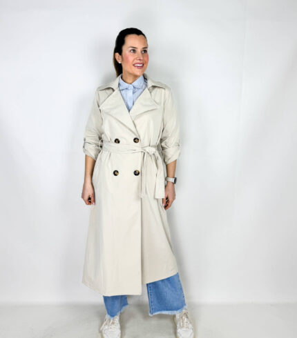 Trench classico, modello doppiopetto, lungo al polpaccio. In cotone. Capospalla evergreen.