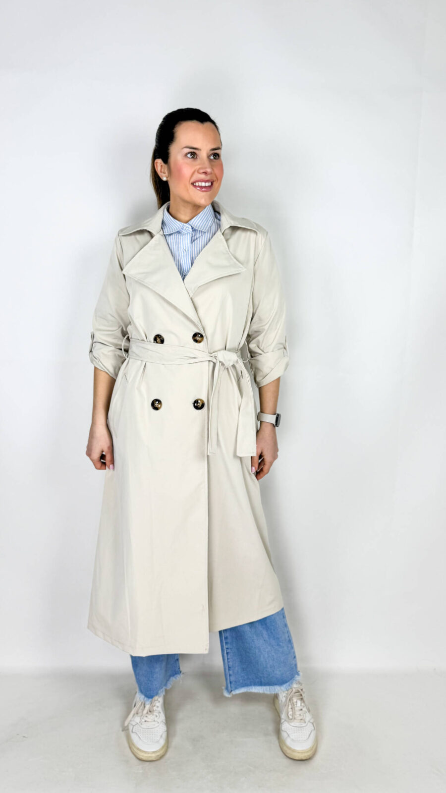 Trench classico, modello doppiopetto, lungo al polpaccio. In cotone. Capospalla evergreen.