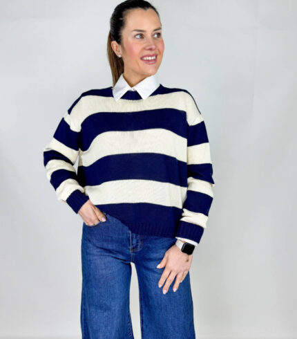 Pullover girocollo da donna, modello casual. Fantasia a righe. Primaverile.