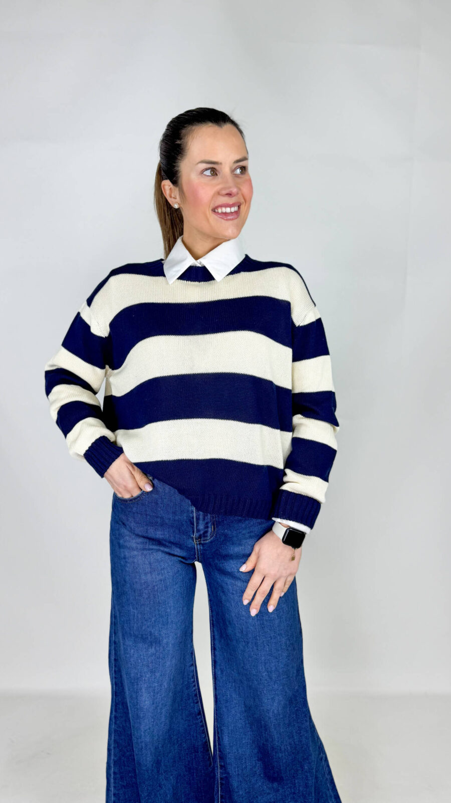 Pullover girocollo da donna, modello casual. Fantasia a righe. Primaverile.