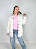 Giacca Camicia Flowers color beige con fiorellini ricamati. Vestibilità oversize. Tasche sul petto. Chiusura con bottoni. Ideale per la mezza stagione. Abbinala a pantaloni sartoriali o a jeans. Composizione: cotone e elastan.