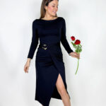 Vestito da donna da sera, modello a tubino nero con spacco.