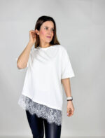 T-shirt da donna in pizzo, asimmetrica sul fondo, con balza in pizzo. Stile casual. Rock and roll.