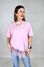 T-shirt oversize da donna con balza in pizzo sul fondo. Stile casual grintoso.
