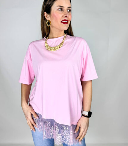 T-shirt oversize da donna con balza in pizzo sul fondo. Stile casual grintoso.