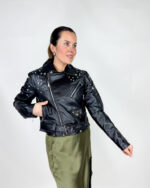 Giacca chiodo in ecopelle con borchie, stile biker grintoso e femminile. Perfetta per look casual o glamour, con zip e dettagli metallici di tendenza.
