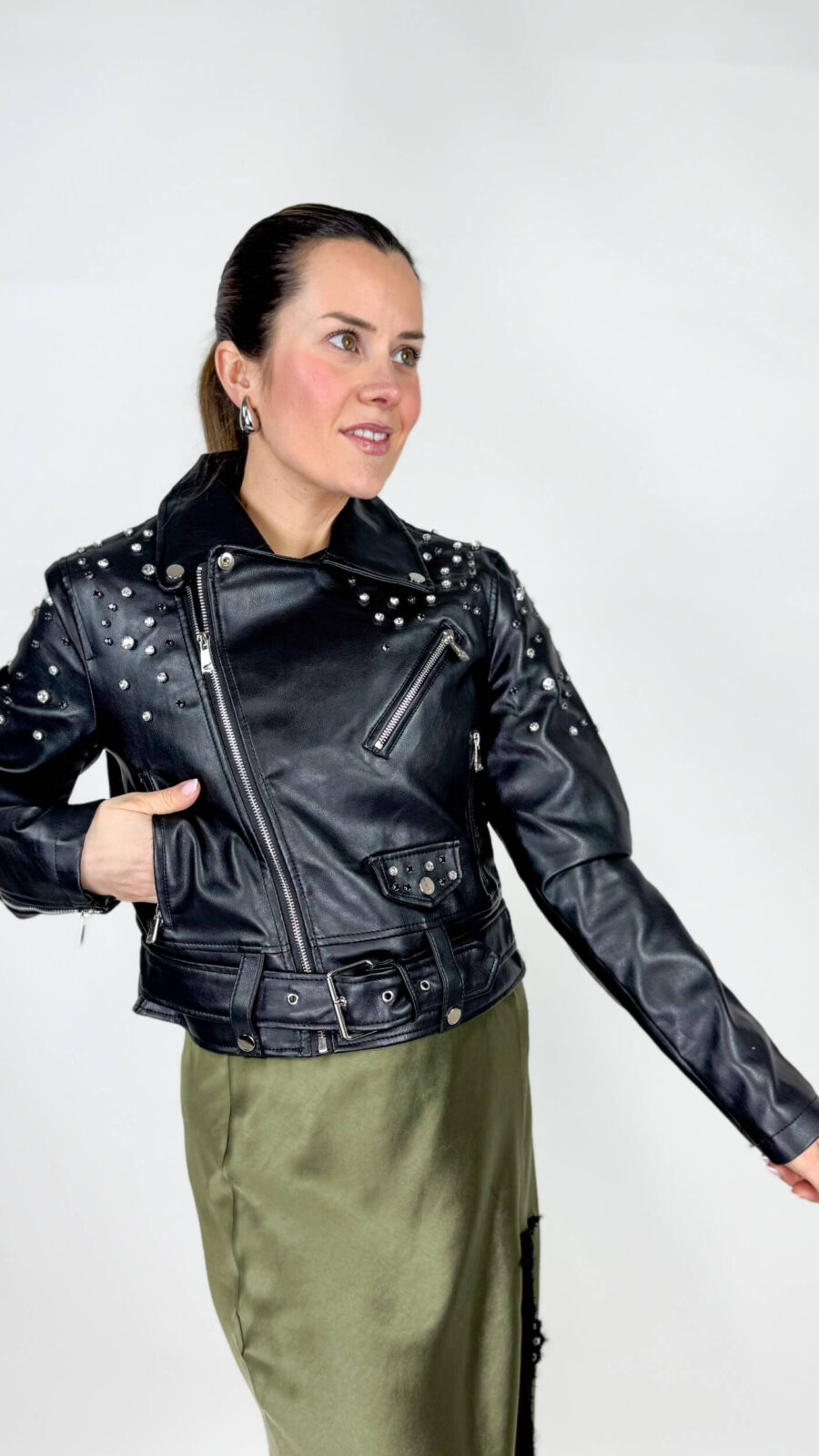 Giacca chiodo in ecopelle con borchie, stile biker grintoso e femminile. Perfetta per look casual o glamour, con zip e dettagli metallici di tendenza.