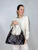 Borsa da donna a spalla con borchie. deale per dare vita anche agli outfit più semplici.