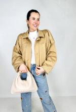 Comoda, elegante e dallo stile urbano, questa giacca bomber scamosciata da donna è perfetta per chi ama outfit sofisticati ma casual