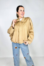 Comoda, elegante e dallo stile urbano, questa giacca bomber scamosciata da donna è perfetta per chi ama outfit sofisticati ma casual