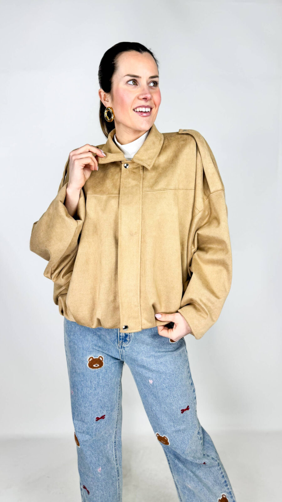 Comoda, elegante e dallo stile urbano, questa giacca bomber scamosciata da donna è perfetta per chi ama outfit sofisticati ma casual