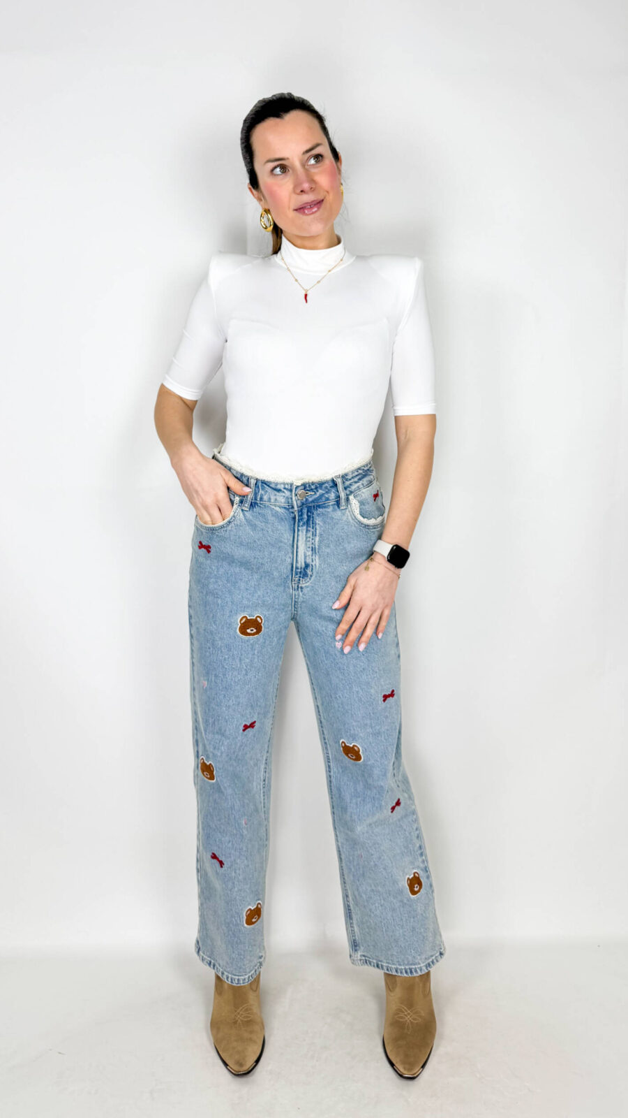 Jeans donna gamba dritta con ricami e profili in pizzo – unici e raffinati