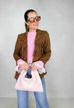 Elegante e pratica, questa borsa a mano da donna unisce stile e funzionalità in un unico accessorio. Il design a sacchetta intrecciata le conferisce un fascino artigianale e sofisticato, perfetto per chi ama dettagli curati e originali. Nonostante le dimensioni compatte, è sorprendentemente capiente, ideale per custodire tutto l’essenziale senza appesantire il look. La chiusura con bottone ermetico garantisce sicurezza e praticità,