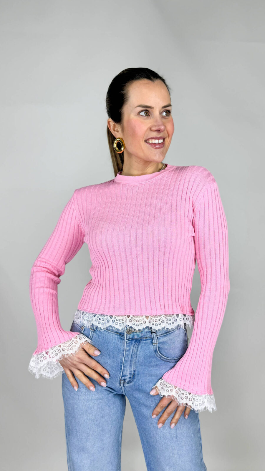 : la Lace Belle Crop è la maglia perfetta per chi ama distinguersi con eleganza.