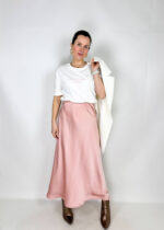 Un capo must-have nel guardaroba femminile, capace di trasformare ogni outfit in un look raffinato e contemporaneo.