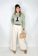 Pantalone a palazzo beige dal taglio ampio e fluido, pensato per valorizzare ogni silhouette con eleganza e comfort. La linea morbida scivola lungo la gamba creando un effetto slanciato e raffinato, perfetto sia per look casual che più ricercati. La vita elasticizzata assicura una vestibilità comoda e adattabile, mentre la cintura in vita definisce il punto vita aggiungendo un tocco di stile e femminilità.