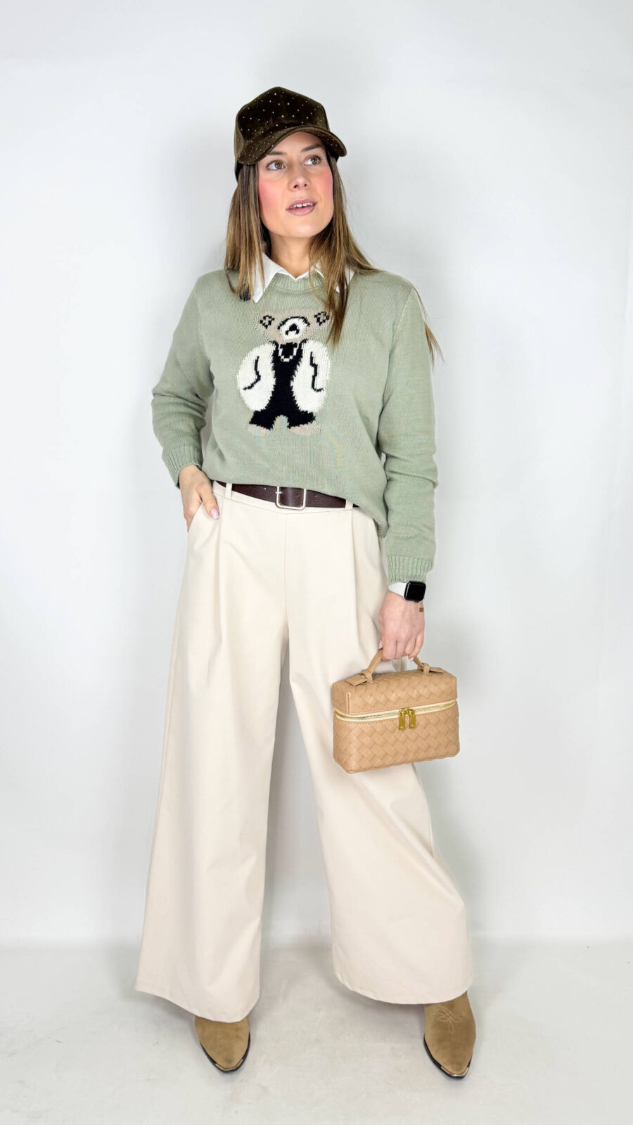 Pantalone a palazzo beige dal taglio ampio e fluido, pensato per valorizzare ogni silhouette con eleganza e comfort. La linea morbida scivola lungo la gamba creando un effetto slanciato e raffinato, perfetto sia per look casual che più ricercati. La vita elasticizzata assicura una vestibilità comoda e adattabile, mentre la cintura in vita definisce il punto vita aggiungendo un tocco di stile e femminilità.