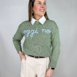 Pullover da donna realizzato in 100% cotone, morbido, traspirante e confortevole sulla pelle, perfetto per un look casual e comodo in ogni stagione. Il design semplice è reso unico da una simpatica scritta sul davanti, che aggiunge personalità e un tocco giocoso al capo