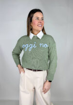 Pullover da donna realizzato in 100% cotone, morbido, traspirante e confortevole sulla pelle, perfetto per un look casual e comodo in ogni stagione. Il design semplice è reso unico da una simpatica scritta sul davanti, che aggiunge personalità e un tocco giocoso al capo