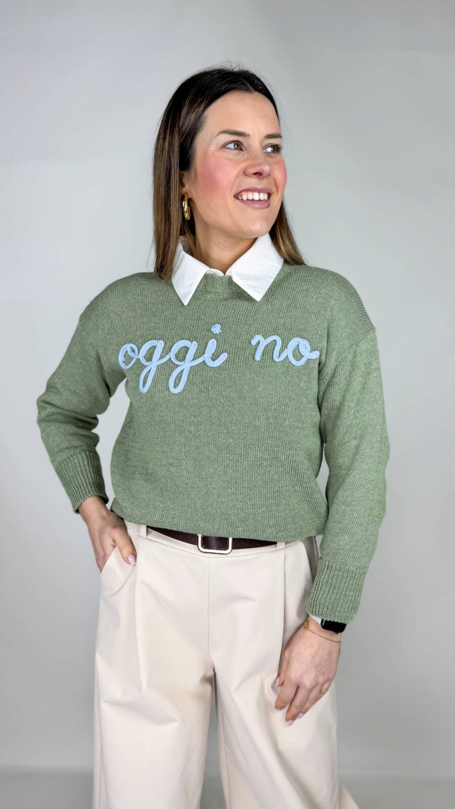 Pullover da donna realizzato in 100% cotone, morbido, traspirante e confortevole sulla pelle, perfetto per un look casual e comodo in ogni stagione. Il design semplice è reso unico da una simpatica scritta sul davanti, che aggiunge personalità e un tocco giocoso al capo