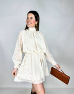 Vestito in fantasia a pois, dal fascino giocoso e femminile. Il collo alto dona un tocco sofisticato, mentre la vita elasticizzata valorizza la silhouette con comfort e naturalezza. La gonna morbida scivola delicatamente,